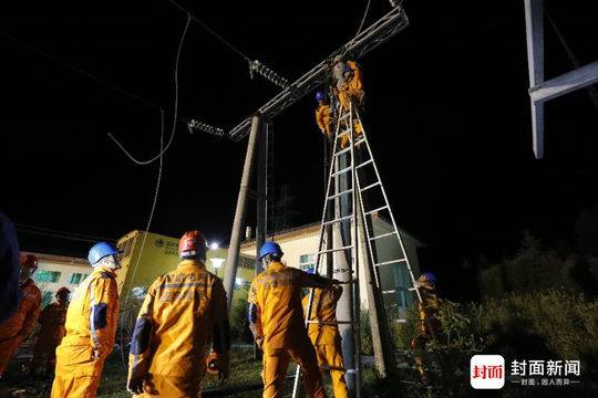 10日，九寨溝甘海子風景區(qū)，起起伏伏的山峰露出了寒色。九寨溝110千伏變電站旁邊，一座高聳的山峰上，山石不時下滑，風吹過，塵揚起，頗有煙霧彌漫之感。